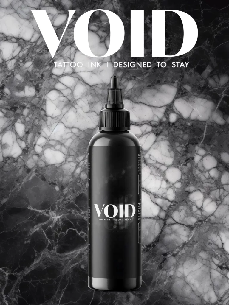 Void tattoo ink Flasche auf schwarz weißen Mamor Hintergrund