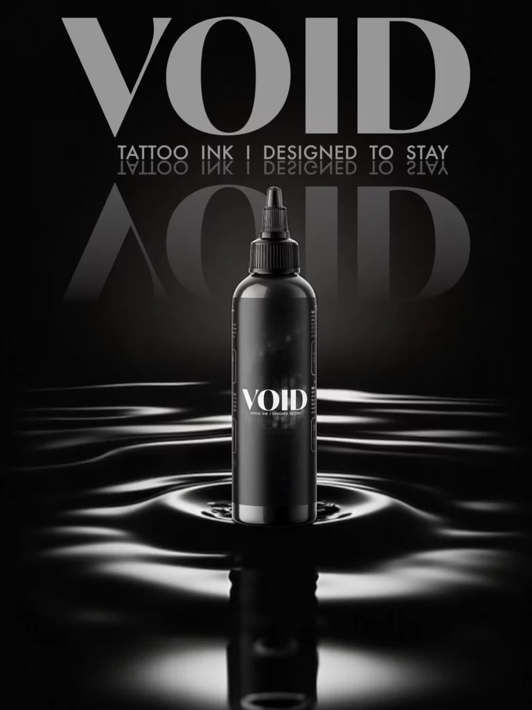 Void tattoo ink Flasche schwebt auf wasser mit schwarzen Hintergrund