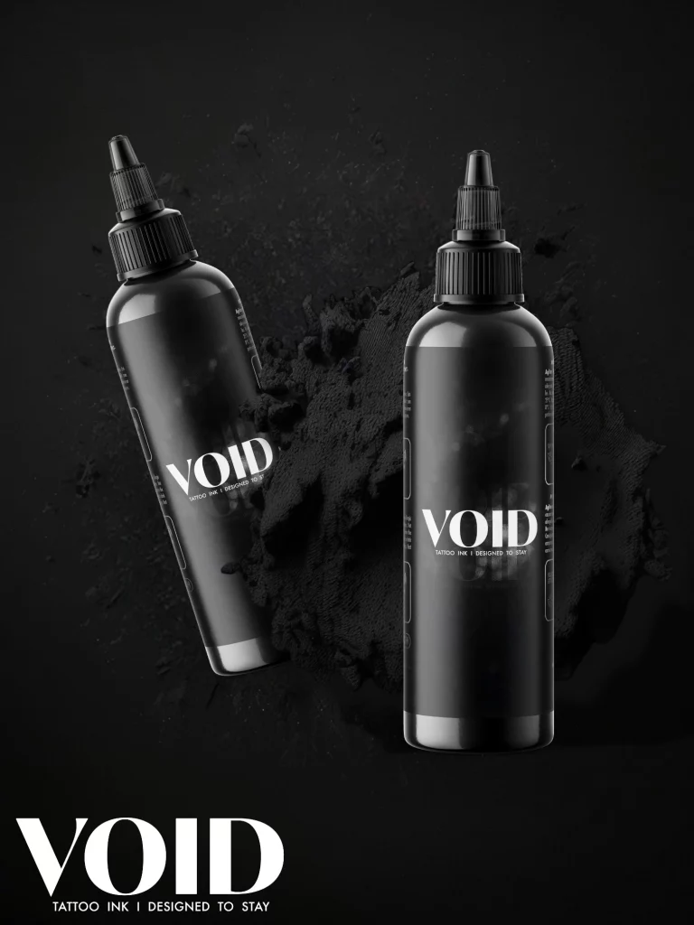 Void tattoo ink Flaschen auf schwarzem Hintergund